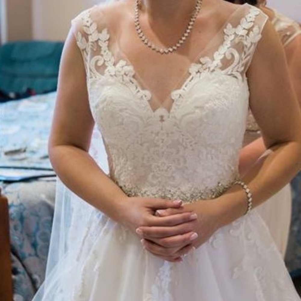 Wedding dress - Picture 2 of 6